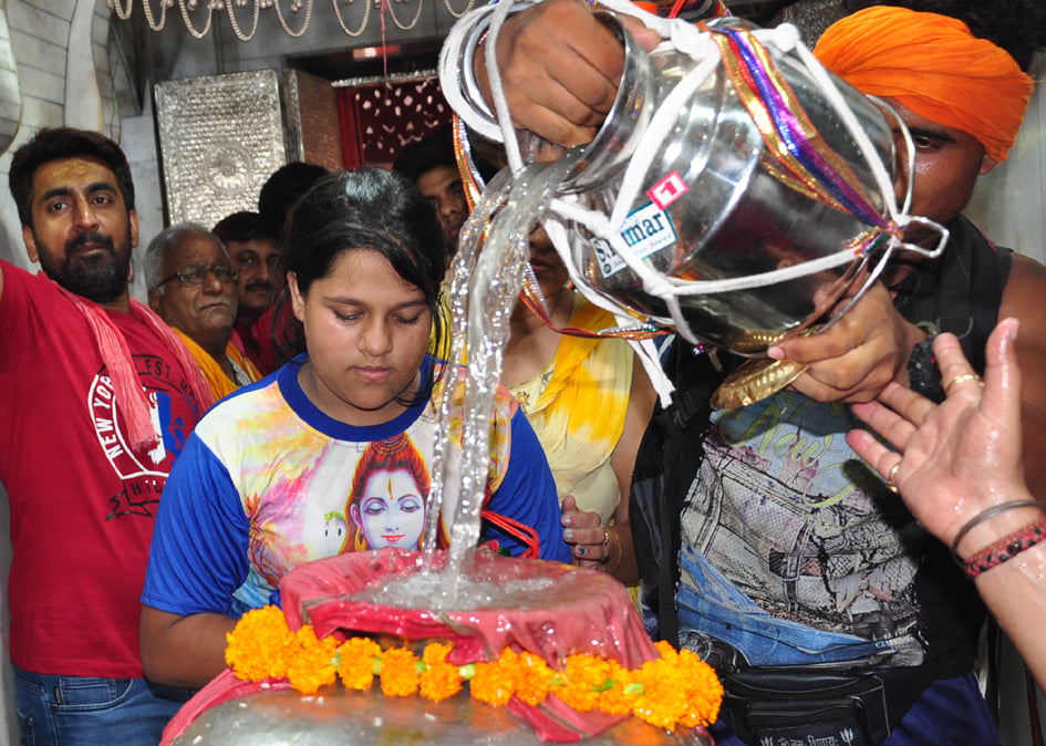 भूतेश्वर मन्दिर मे शिव रात्रि पर जलाभिषेक करते कांवड़िये भूतेश्वर मन्दिर मे शिव रात्रि पर जलाभिषेक करते कांवड़िये