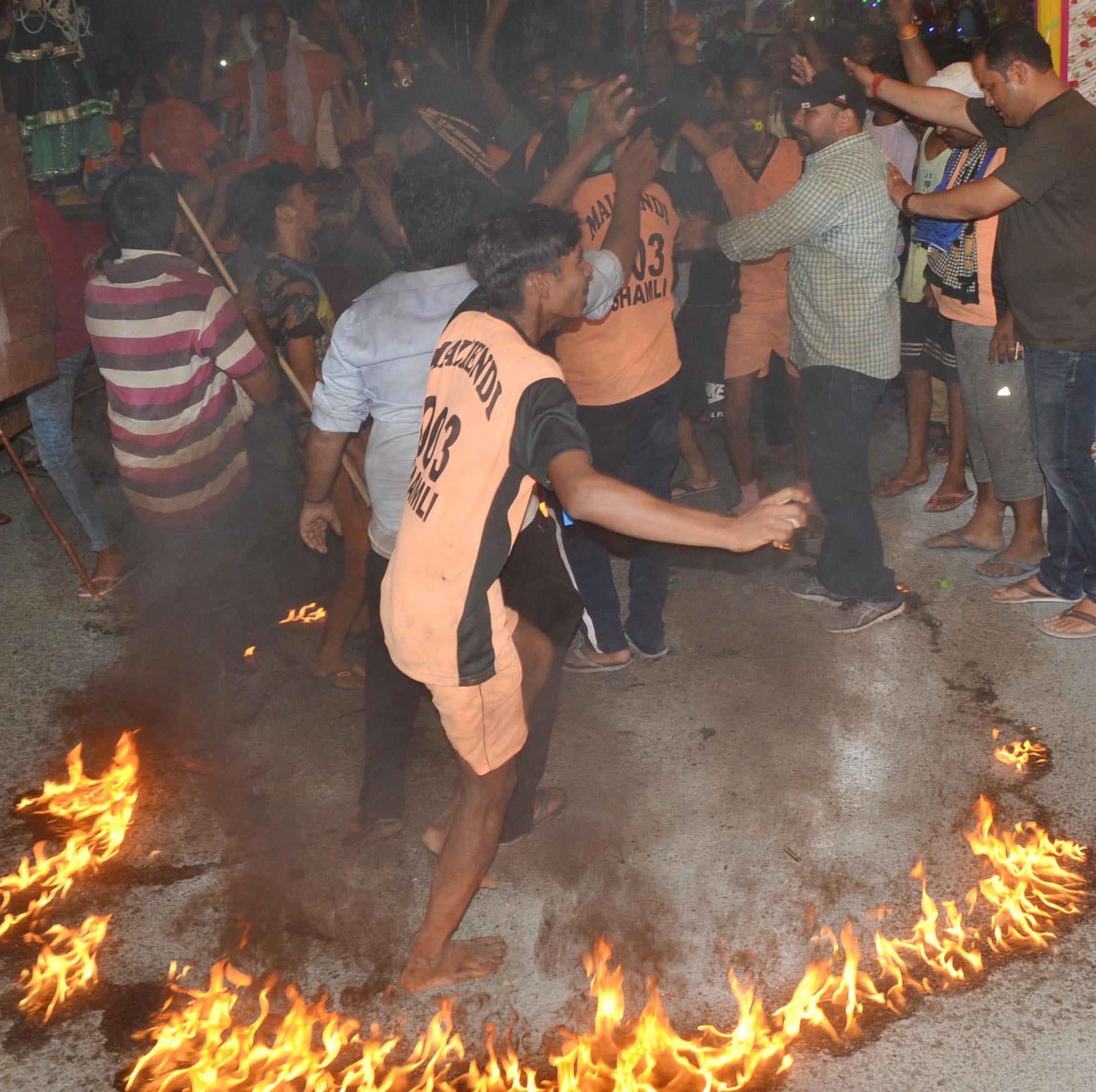 शामली शिव चौक पर नृत्य करते शिवभक्त शामली शिव चौक पर नृत्य करते शिवभक्त