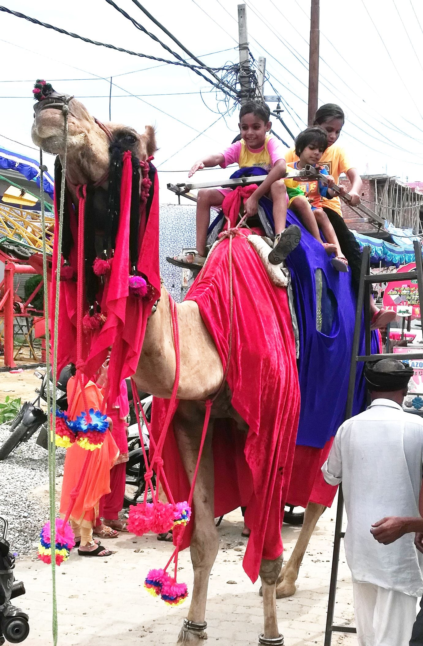 5बी-नगर स्थित बड़ा महादेव पर लगे एक दिवसीय मेले में ऊंट की सवारी करते बच्चे। (मवाना) 5बी-नगर स्थित बड़ा महादेव पर लगे एक दिवसीय मेले में ऊंट की सवारी करते बच्चे। (मवाना)
