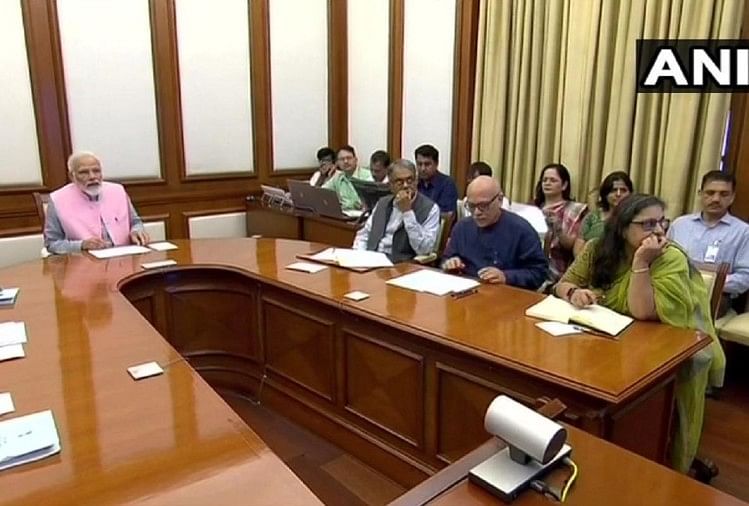 बैठक के दौरान प्रधानमंत्री नरेंद्र मोदी व अन्य(फाइल फोटो)