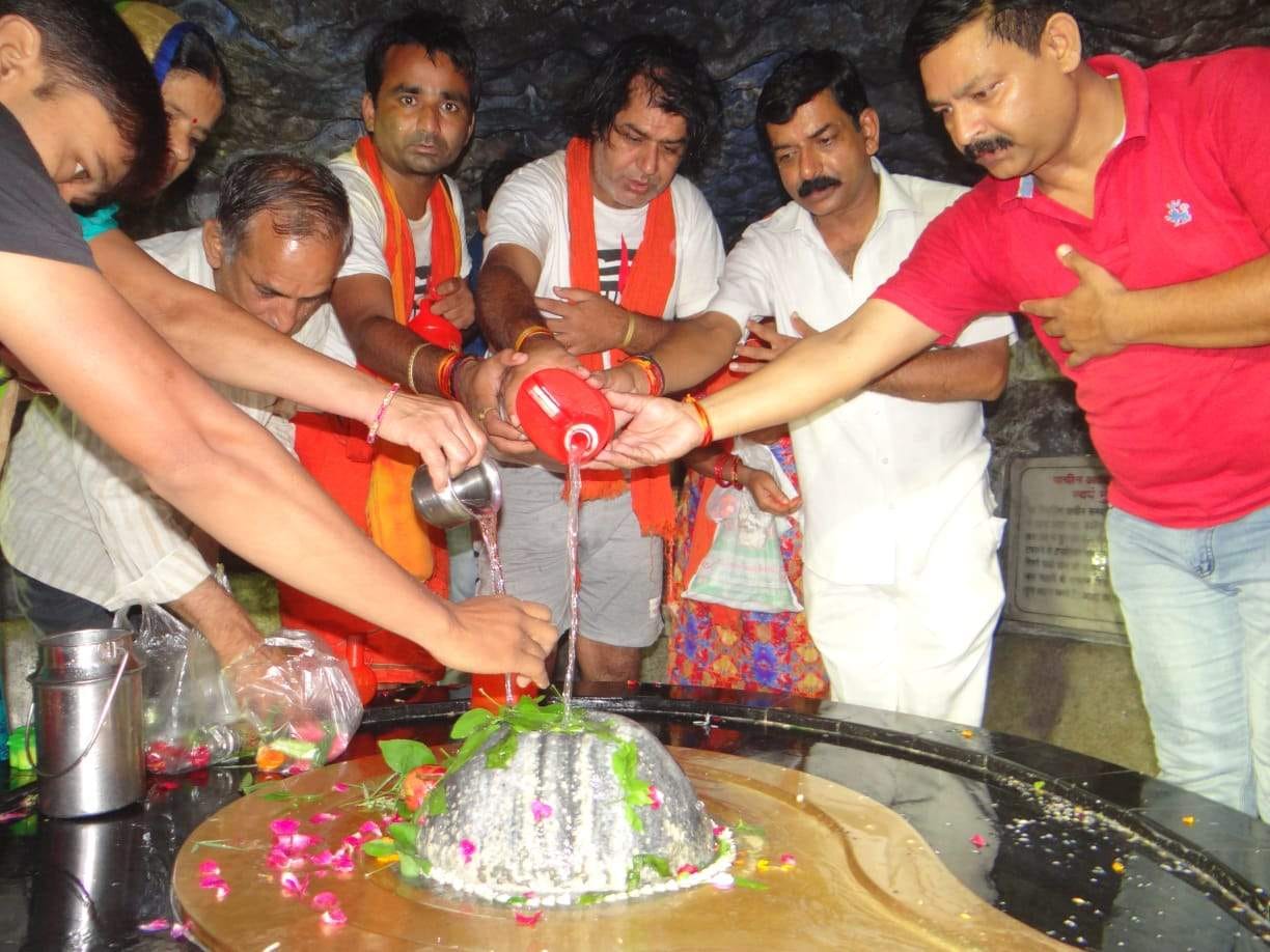 सावन शिवरात्रि पर्व के अवसर पर  गढ़ी कैंट स्थित श्री टपकेश्वर महादेव मंदिर में जलाभिषेक करते श्र?