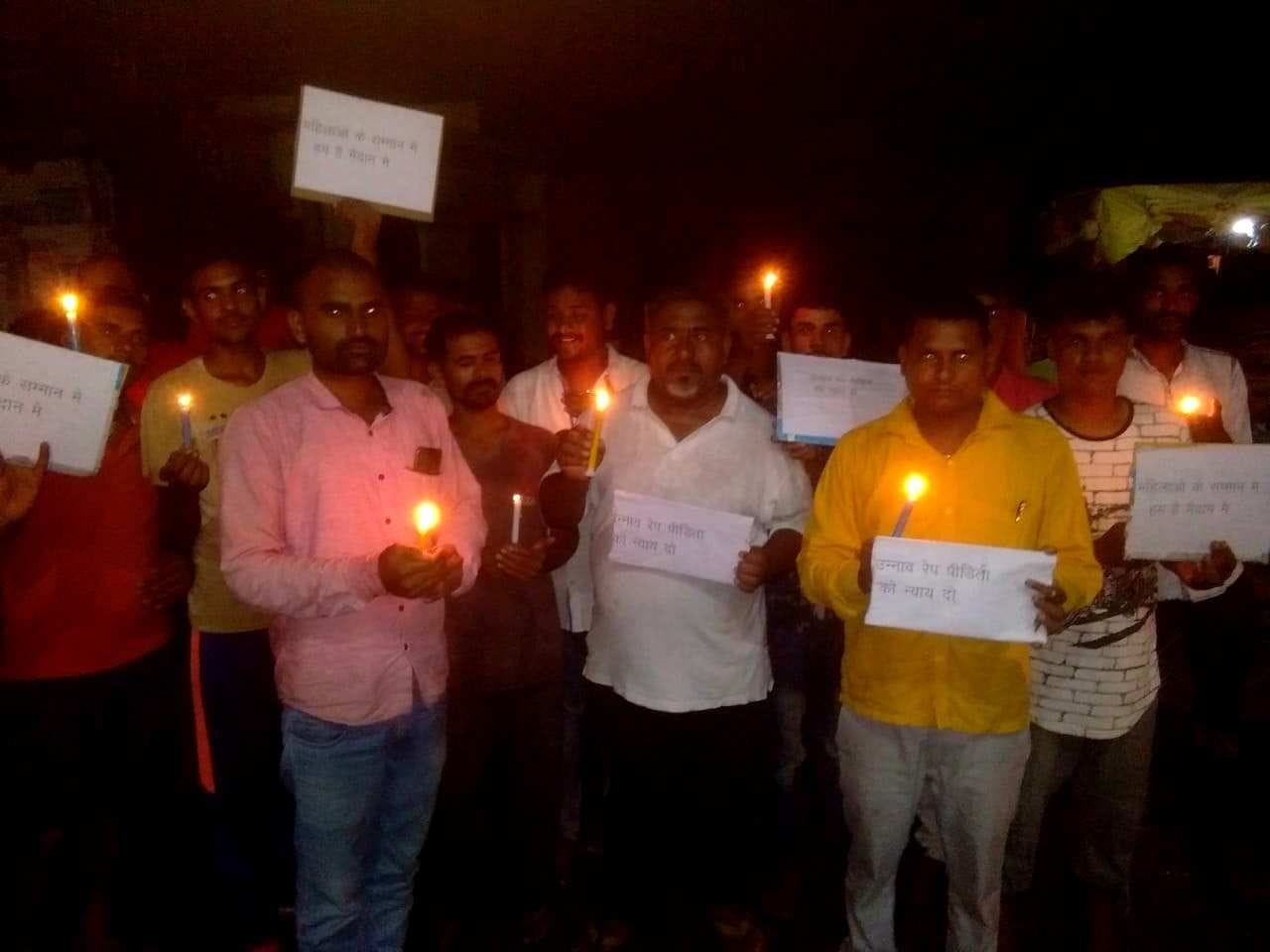 जहानागंज बाजार मे उन्नाव रेप घटना के विरोध मे कैंडिल मार्च निकालते लोग। जहानागंज बाजार मे उन्नाव रेप घटना के विरोध मे कैंडिल मार्च निकालते लोग।