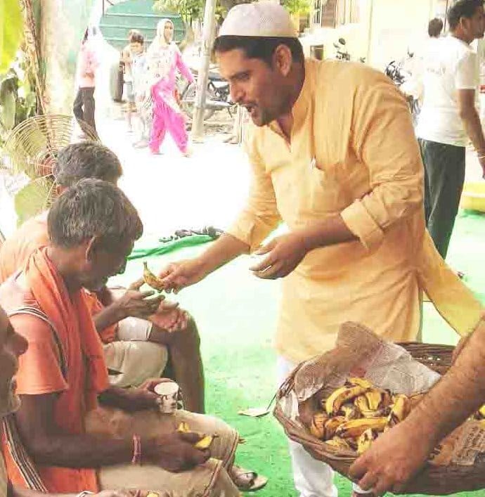 कांधला में शिवभक्तो के सेवा करते मुस्लिम समाज के लोग