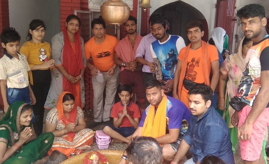 सरधना के महाभारतकालीन महादेव मंदिर में जलाभिषेक करते कांवडियां सरधना के महाभारतकालीन महादेव मंदिर में जलाभिषेक करते कांवडियां