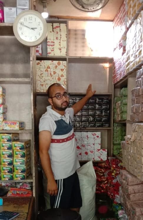 चोरों द्वारा दुकान की दीवार में लगाई गई सेंध दिखाते दुकानदार के बेटे चोरों द्वारा दुकान की दीवार में लगाई गई सेंध दिखाते दुकानदार के बेटे