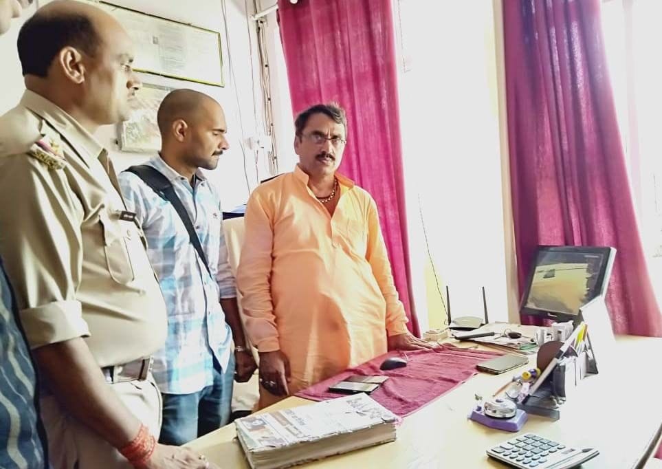 नगर कोतवाली के सराय सागर स्थित पेट्रोल पम्प पर बदमाशों की तलाश में सीसीटीवी कैमरा चेक करती पुलिस? नगर कोतवाली के सराय सागर स्थित पेट्रोल पम्प पर बदमाशों की तलाश में सीसीटीवी कैमरा चेक करती पुलिस?