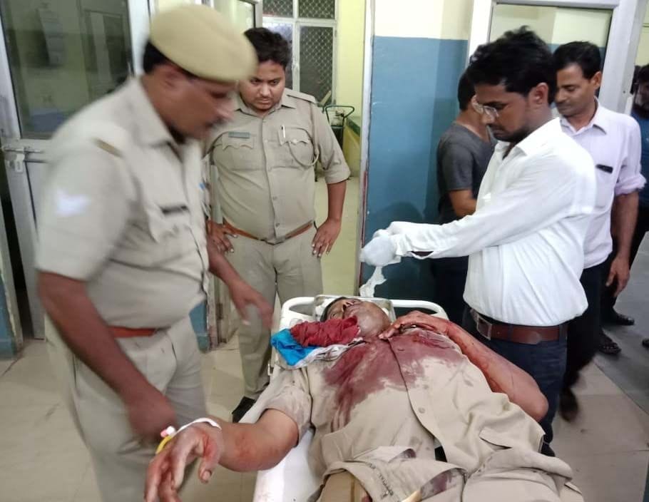 नगर कोतवाली के भुपियामऊ चौराहे पर बदमाशों की गोली से घायल सिपाही भोलानाथ को अस्पताल लेकर पहुंची ? नगर कोतवाली के भुपियामऊ चौराहे पर बदमाशों की गोली से घायल सिपाही भोलानाथ को अस्पताल लेकर पहुंची ?