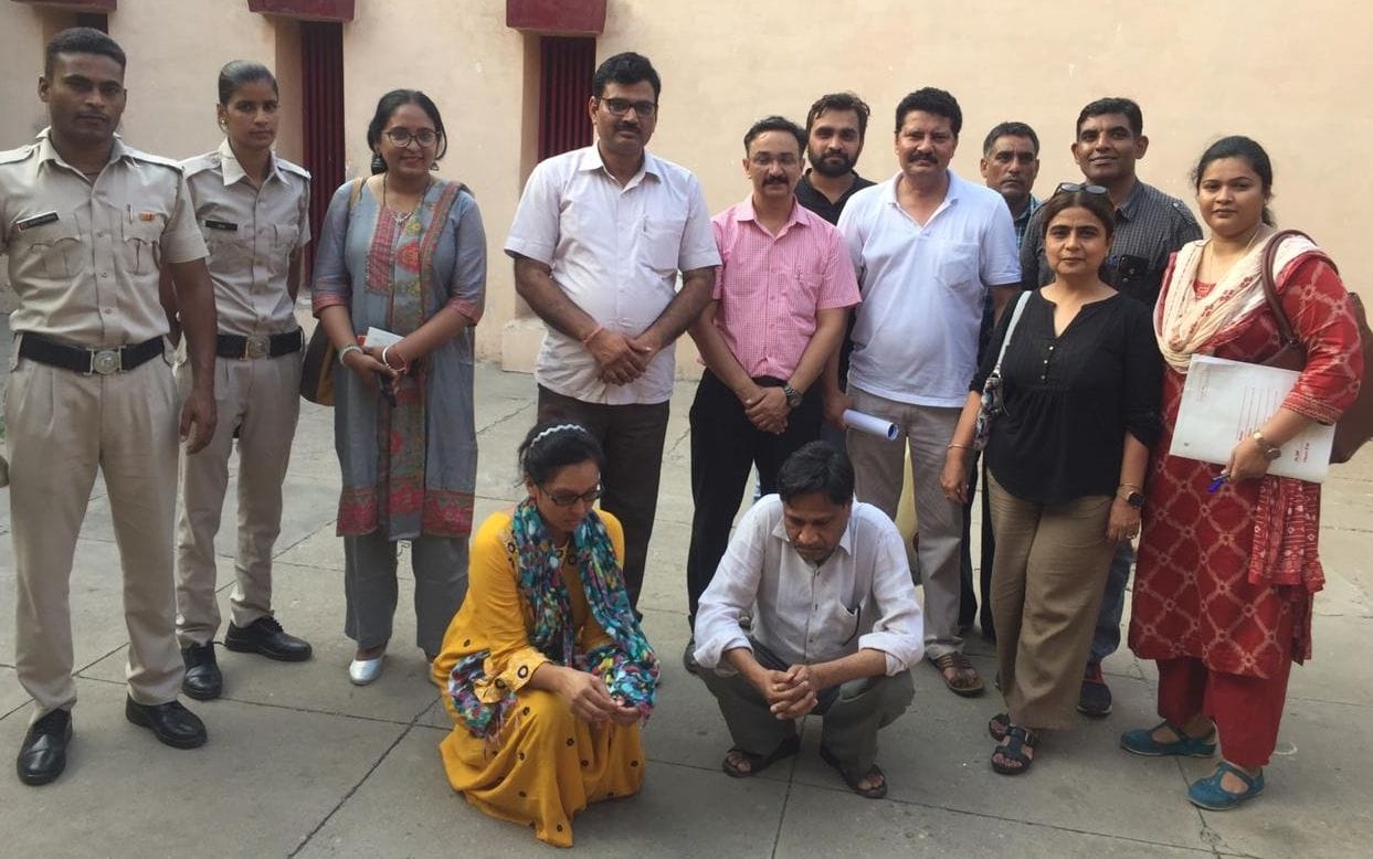 टीम की गिरफ्त में दलाल सुमन व डॉ सुभाष जैन। टीम की गिरफ्त में दलाल सुमन व डॉ सुभाष जैन।