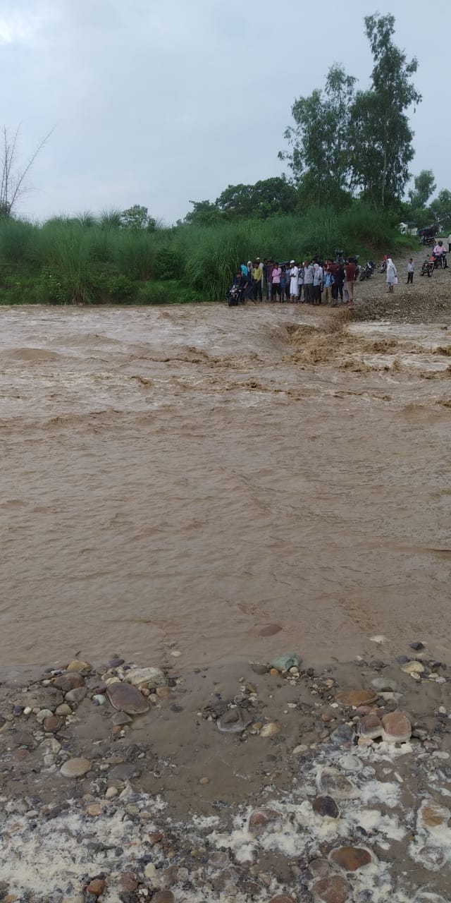 बिहारीगढ़ में शाकंभरी सुंदरपुर मार्ग पर नदी में बहाव आने पर किनारे खडे लोग बिहारीगढ़ में शाकंभरी सुंदरपुर मार्ग पर नदी में बहाव आने पर किनारे खडे लोग