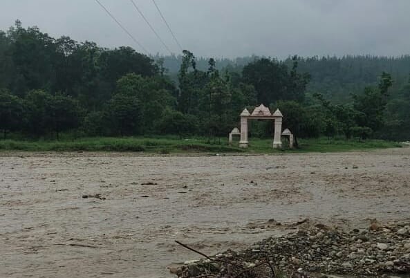 पहाड़ियों पर बारिश के बाद शाकंभरी देवी खोल में आया पानी का तेज बहाव पहाड़ियों पर बारिश के बाद शाकंभरी देवी खोल में आया पानी का तेज बहाव