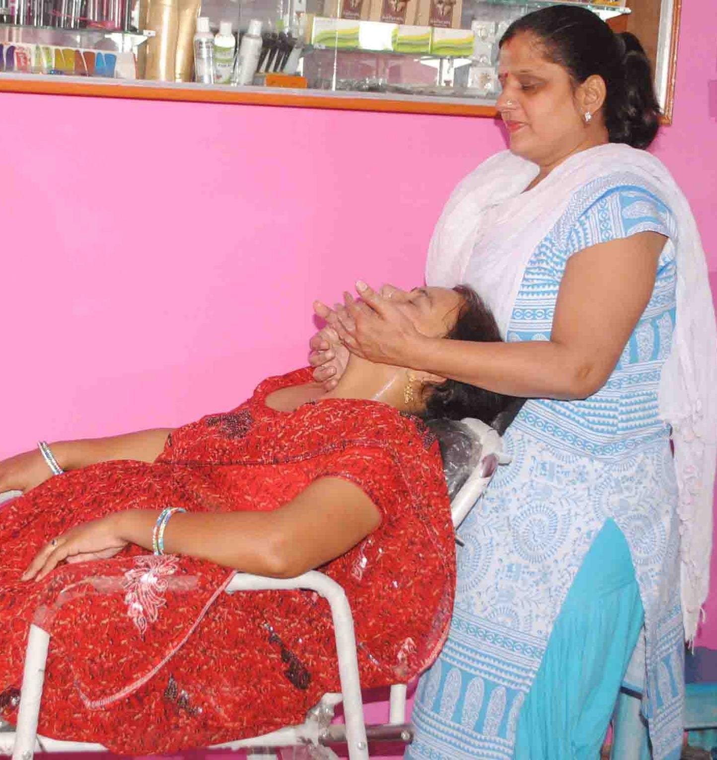 शामली ब्यूटी पार्लर में मैकप करवाती महिला शामली ब्यूटी पार्लर में मैकप करवाती महिला