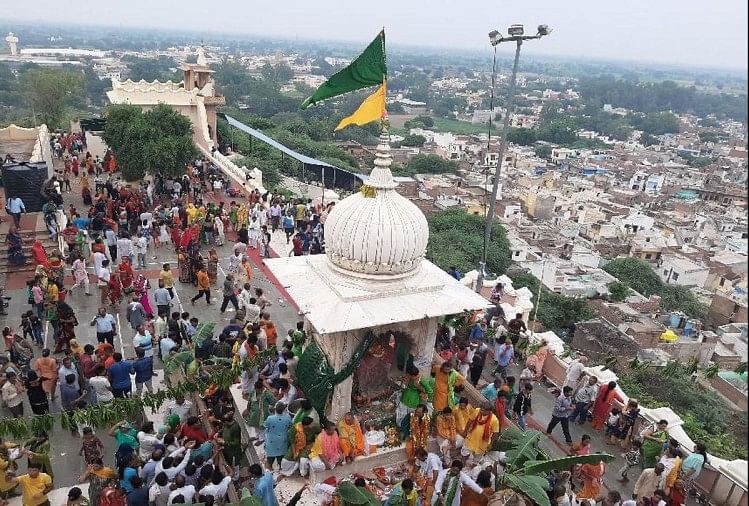 राधारानी मंदिर की छत पर संगमरमर की सफेद छतरी (फाइल)