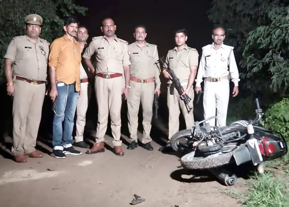 देवबंद में मुठभेड़ के बाद घटनास्थल पर पड़ी बदमाशों की बाइक को देखती पुलिस देवबंद में मुठभेड़ के बाद घटनास्थल पर पड़ी बदमाशों की बाइक को देखती पुलिस