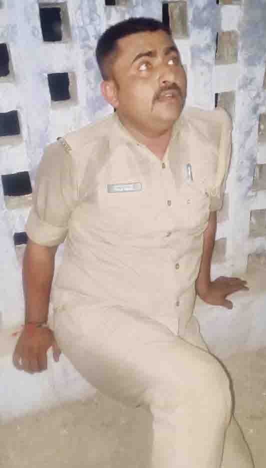 थानाभवन शराब के नशे में धुत पुलिस कर्मी थानाभवन शराब के नशे में धुत पुलिस कर्मी