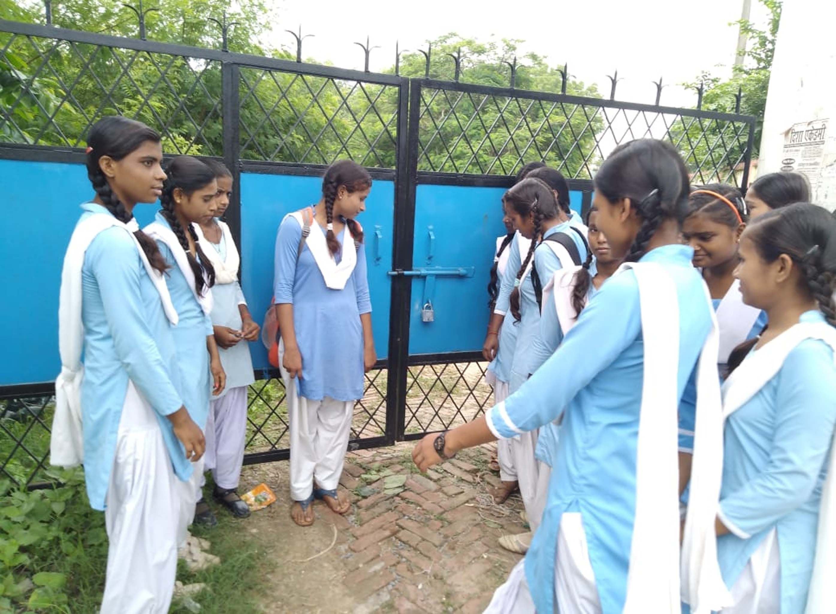 सांगीपुर में राजकीय बालिका इंटर कॉलेज पहुंची छात्राएं गेट खुलने की प्रतीक्षा में खड़ी।