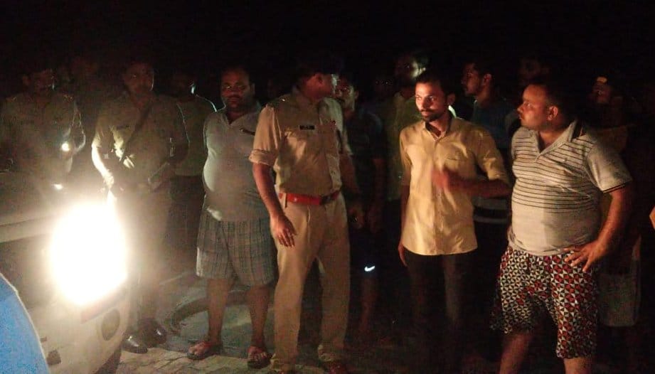 थानाभवन कॉलेज में शराब के मामले में जमा भीड़ थानाभवन कॉलेज में शराब के मामले में जमा भीड़