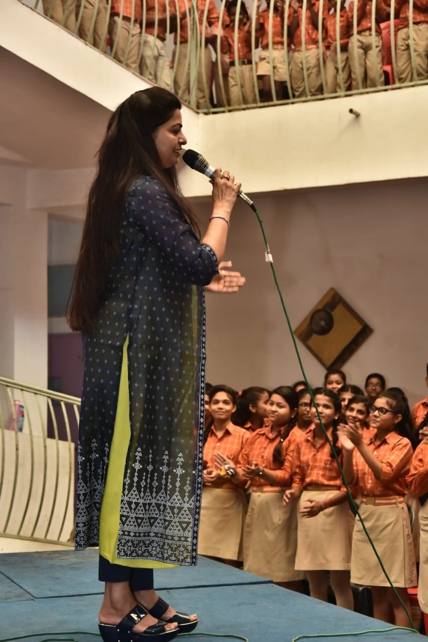 सांरगापुर स्थित लारेंस इंटरनेशनल स्कूल में बच्चों को संगीत के बारे में बताती पार्श्व गायिका तृप सांरगापुर स्थित लारेंस इंटरनेशनल स्कूल में बच्चों को संगीत के बारे में बताती पार्श्व गायिका तृप