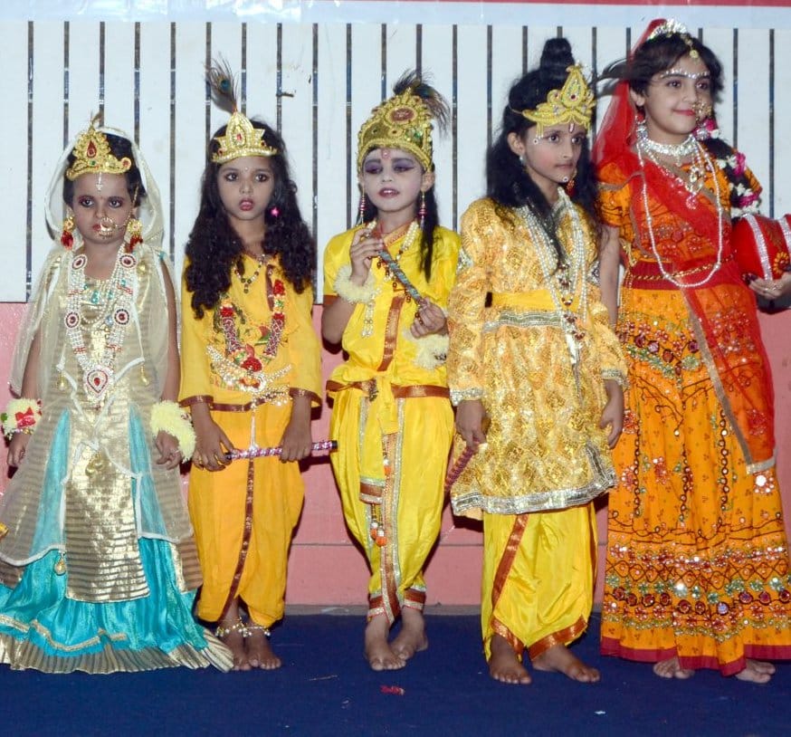 शामली हनुमान धाम पर हरियाली तीज पर राधा कृष्ण की वेशभूषा में सजे बच्चे