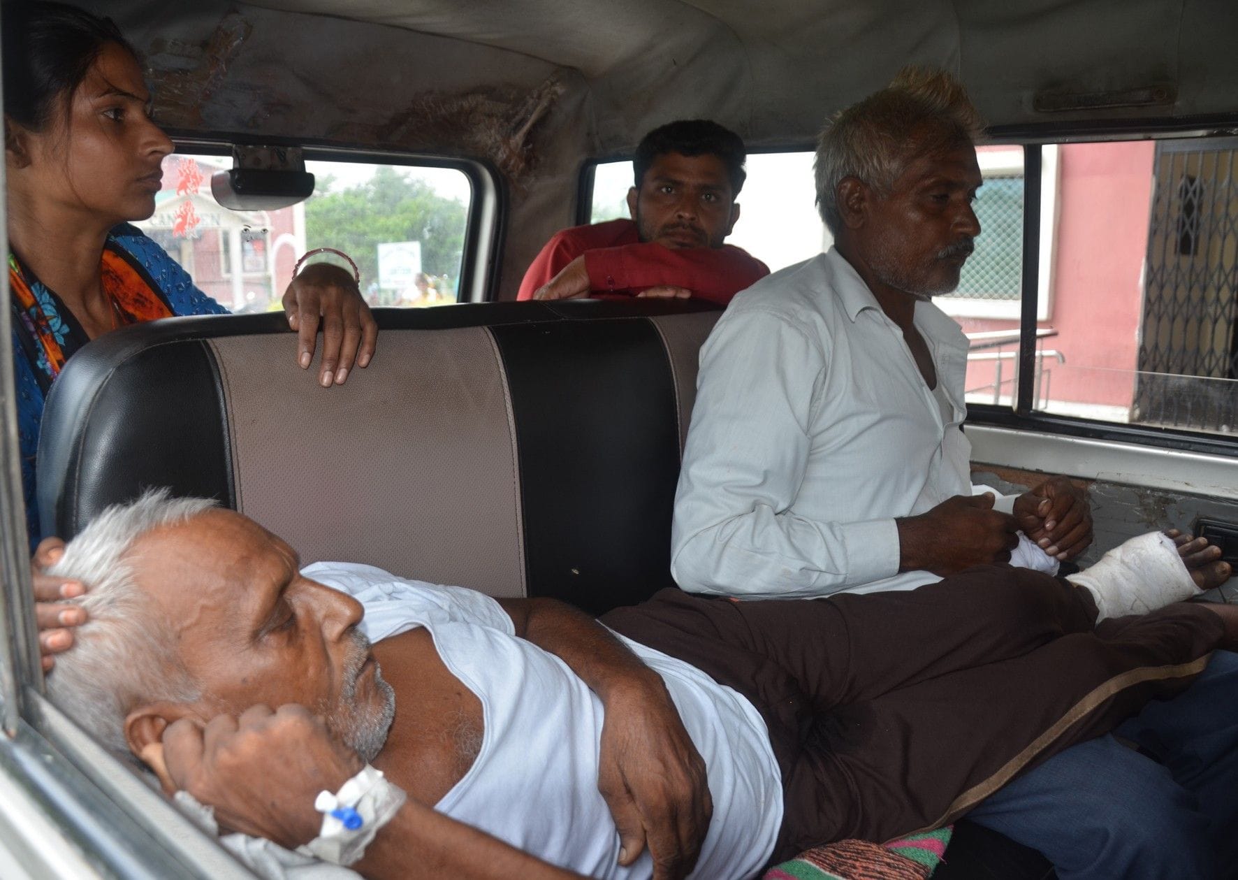 मरीज गंगा सिंह को वापस ले जाते परिजन। मरीज गंगा सिंह को वापस ले जाते परिजन।
