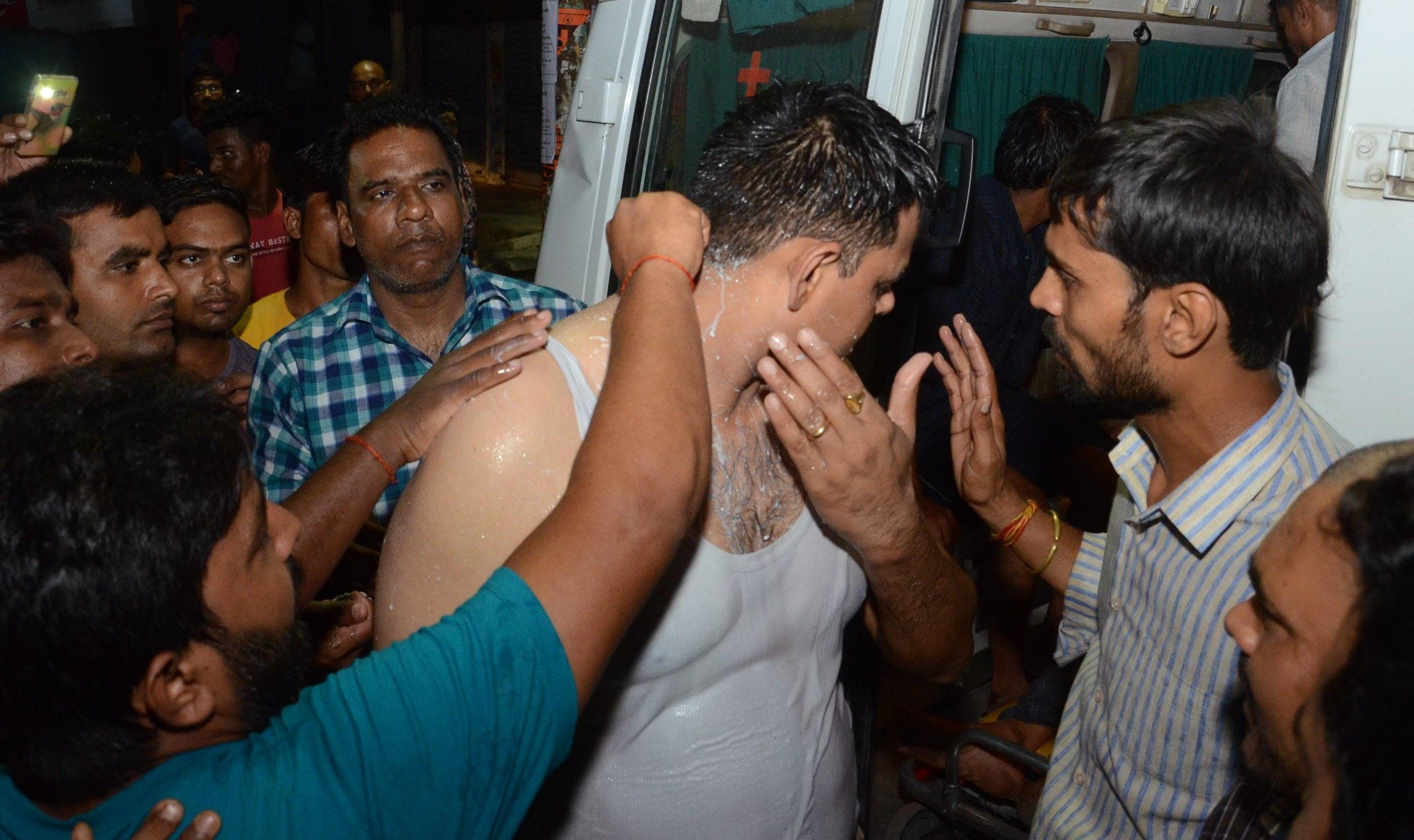 The victim, who was beaten by his parents, threw acid on the police who reached the catch, six scorching The victim, who was beaten by his parents, threw acid on the police who reached the catch, six scorching