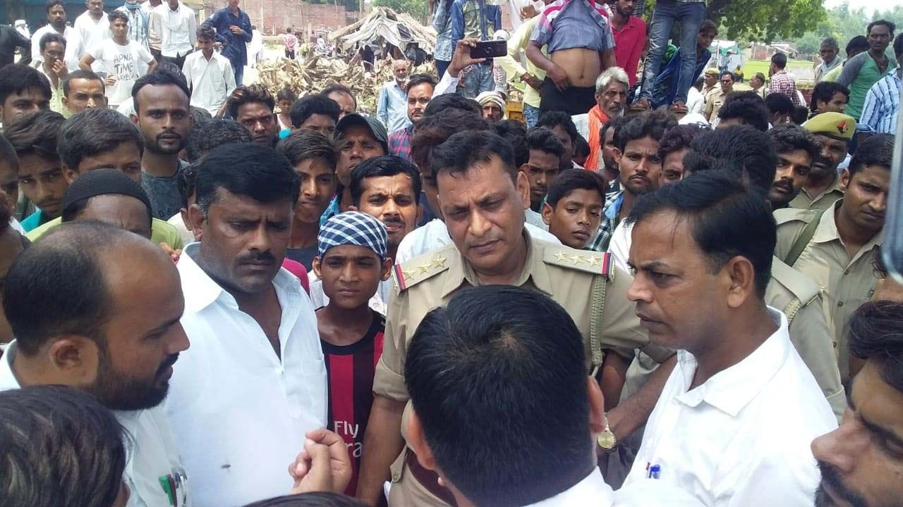 उदयपुर थाने के अठेहा चौराहे पर युवक की हत्या के दुसरे दिन विरोध में ग्रामीणों द्वारा लगाये गये जा