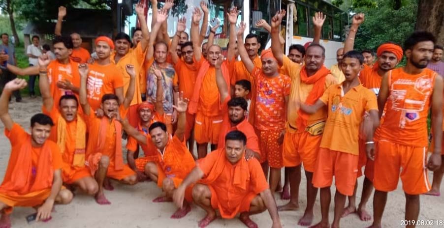 जगेशरगंज बाजार से बाबा बैजनाथ धाम जलाभिषेक को रवाना होते कांवड़िये। जगेशरगंज बाजार से बाबा बैजनाथ धाम जलाभिषेक को रवाना होते कांवड़िये।