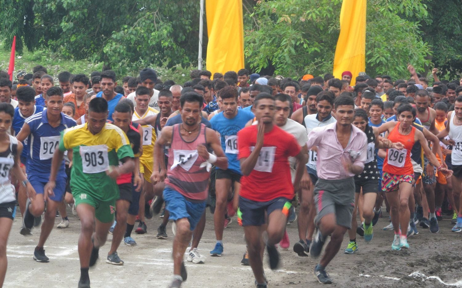बनबसा में एसएसबी की मैत्री दौड़ में दौड़ लगाते धावक। बनबसा में एसएसबी की मैत्री दौड़ में दौड़ लगाते धावक।
