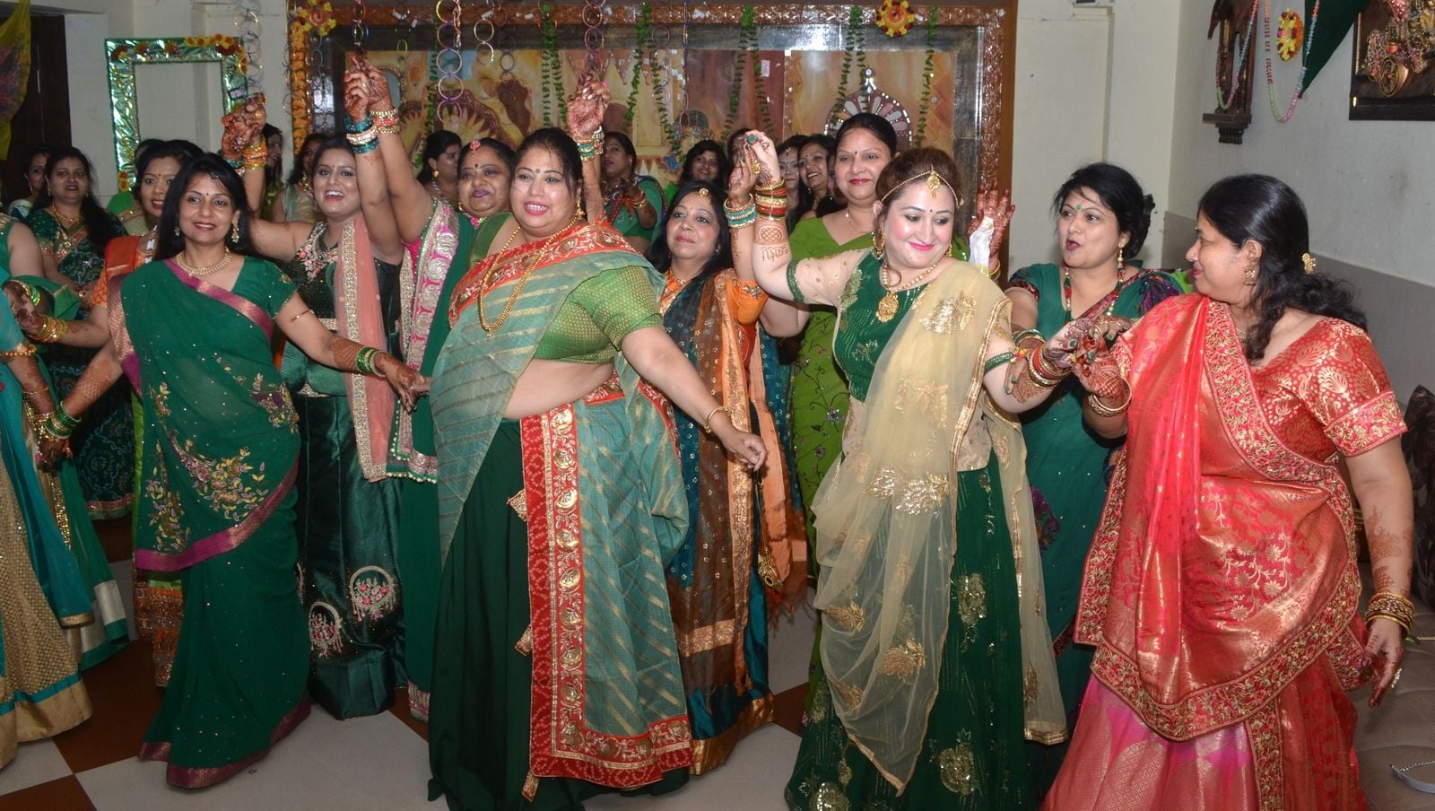 रुड़की स्थित एक होटल में तीज को लेकर क्वींस क्लब की ओर से आयोजित कार्यक्रम में नृत्य करती महिलाएं