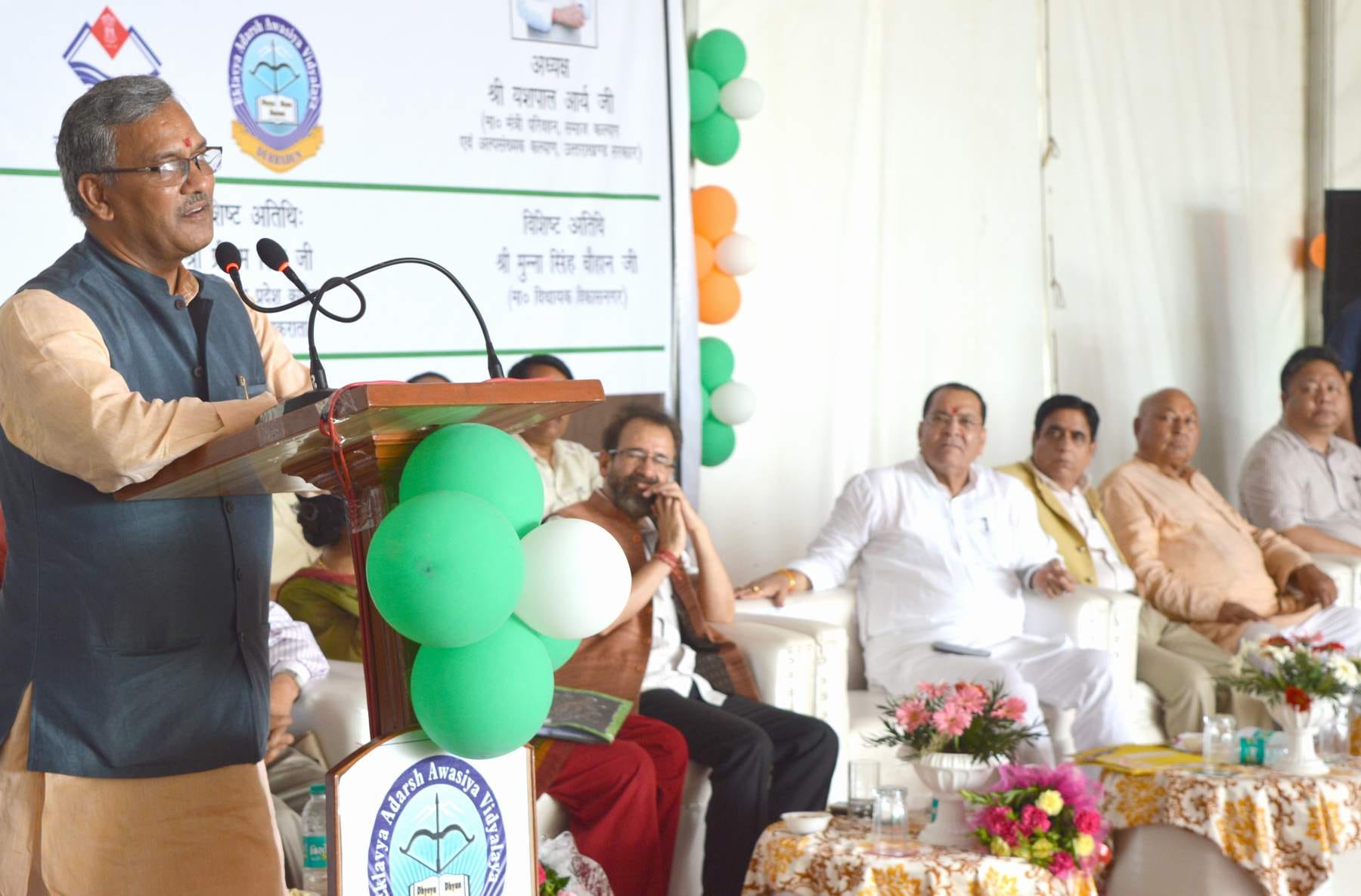 एकलव्य आदर्श आवासीय विद्यालय मे आयोजित कार्यक्रम के दौरान विचार रखते मुख्यमंत्री। एकलव्य आदर्श आवासीय विद्यालय मे आयोजित कार्यक्रम के दौरान विचार रखते मुख्यमंत्री।