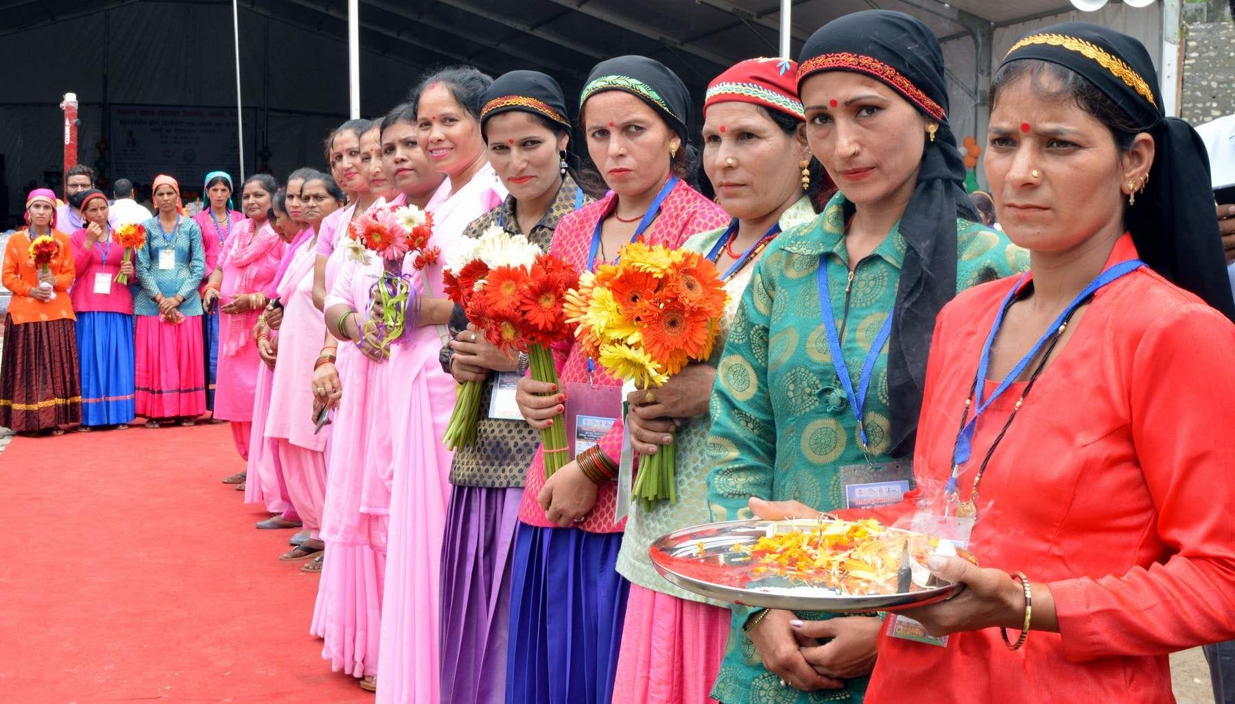 एकलव्य आदर्श आवासीय विद्यालय में जौनसार बावर की पारंपरिक वेशभूषा में मुख्यमंत्री के स्वागत को ख एकलव्य आदर्श आवासीय विद्यालय में जौनसार बावर की पारंपरिक वेशभूषा में मुख्यमंत्री के स्वागत को ख
