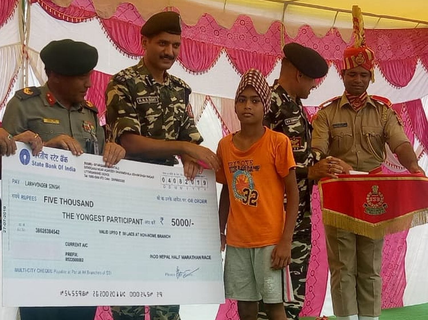 सांत्वना पुरस्कार प्राप्त करता मैत्री दौड़ में प्रतिभाग करने वाले सबसे कम आयु का धावक लखविंदर । सांत्वना पुरस्कार प्राप्त करता मैत्री दौड़ में प्रतिभाग करने वाले सबसे कम आयु का धावक लखविंदर ।