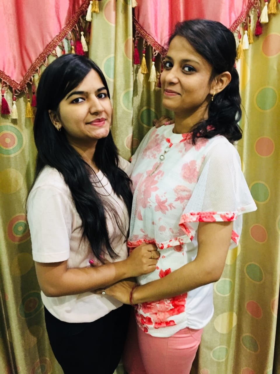 शामली फ्रेंडशिप डे पर बचपन की सहेली दिव्या व श्वेता शामली फ्रेंडशिप डे पर बचपन की सहेली दिव्या व श्वेता