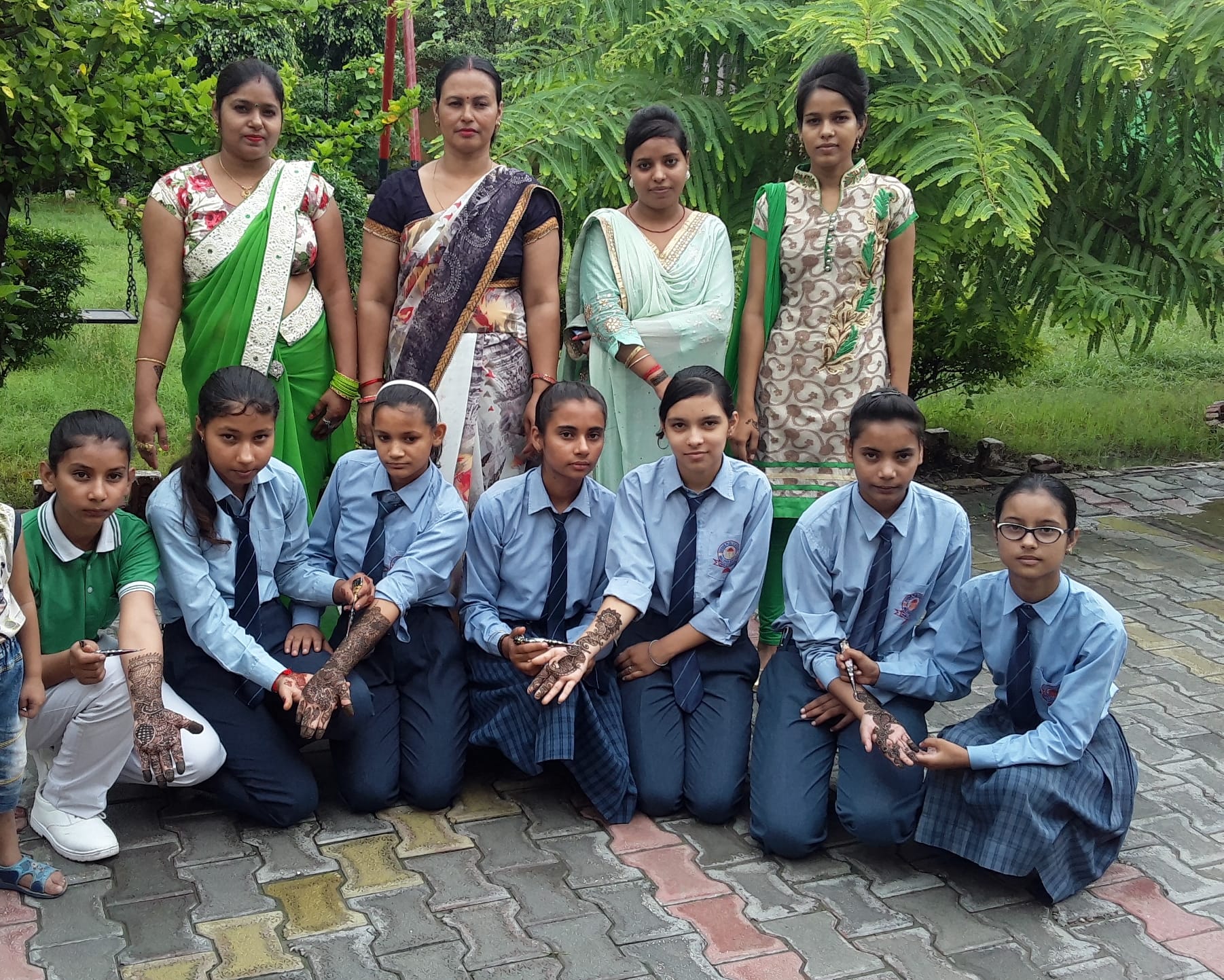 गढ़ीपुख्ता क्षेत्र के गांव मालैडी पब्लिक स्कूल मेहंदी प्रतियोगिता में भाग लेतीं छात्राएं और शि? गढ़ीपुख्ता क्षेत्र के गांव मालैडी पब्लिक स्कूल मेहंदी प्रतियोगिता में भाग लेतीं छात्राएं और शि?