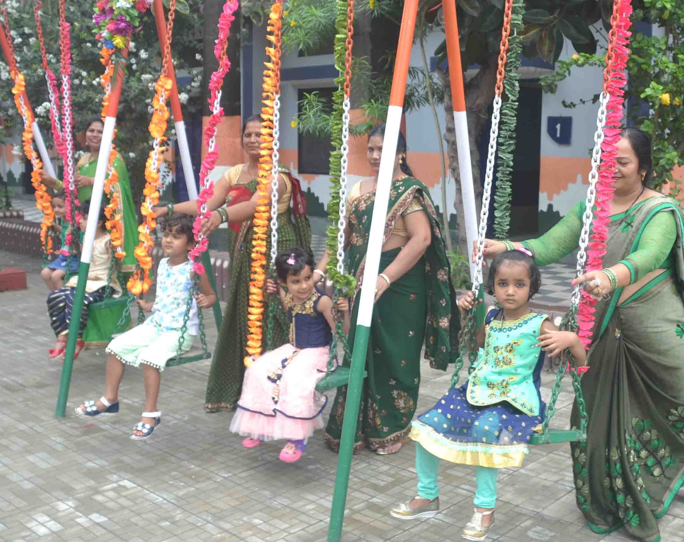 हरियाली तीज पर शामली के सेंटआरसी स्कूल में आयोजित कार्यक्रम में झूला झूलते बच्चे। हरियाली तीज पर शामली के सेंटआरसी स्कूल में आयोजित कार्यक्रम में झूला झूलते बच्चे।