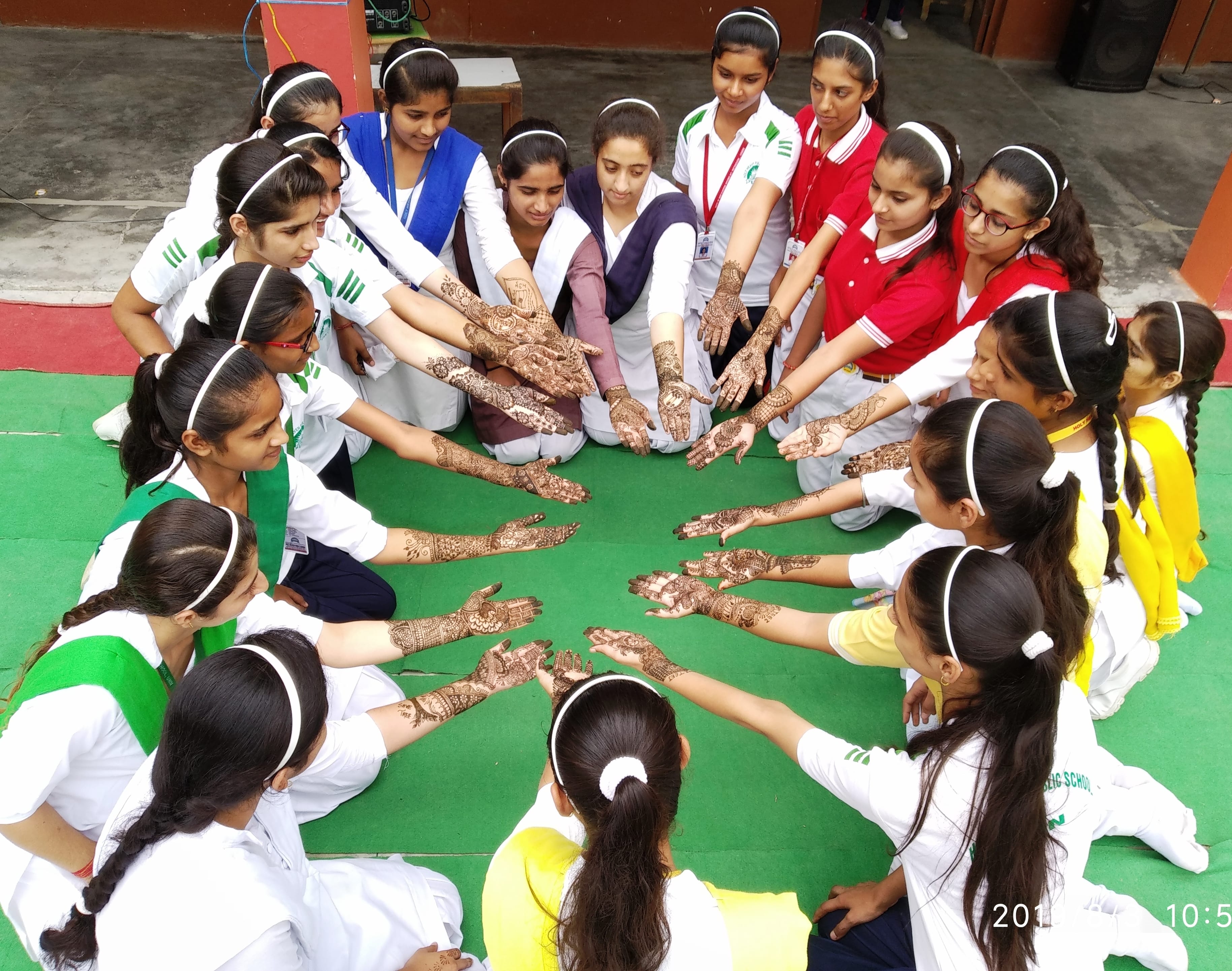 ऊन के होली हेवन स्कूल में आयोजित मेहंदी प्रतियोगिता में भाग लेतीं छात्राएं। ऊन के होली हेवन स्कूल में आयोजित मेहंदी प्रतियोगिता में भाग लेतीं छात्राएं।