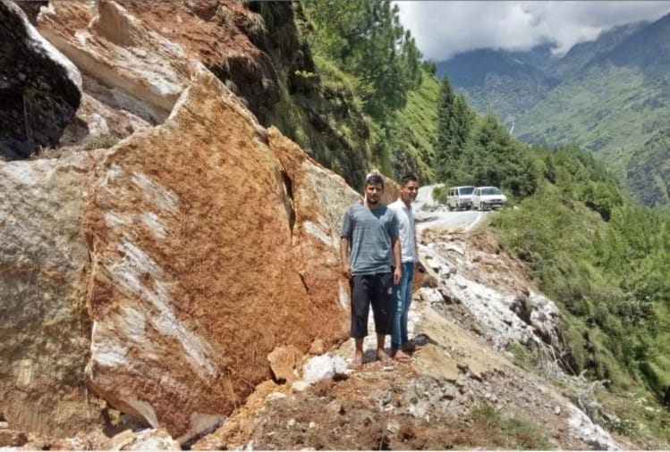 टनकपुर हाईवे पर गिरे बोल्डर