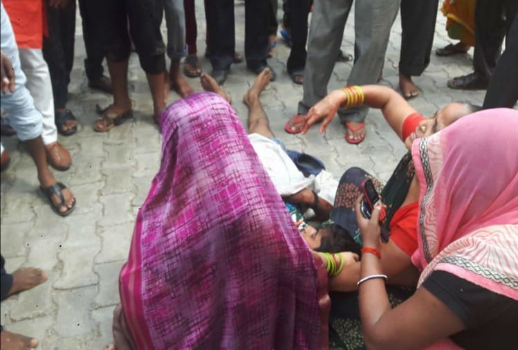 à¤¯à¥à¤µà¤ à¤à¥ à¤¶à¤µ à¤à¥ à¤ªà¤¾à¤¸ à¤°à¥à¤¤à¥ à¤¬à¤¿à¤²à¤à¤¤à¥ à¤ªà¤°à¤¿à¤à¤¨