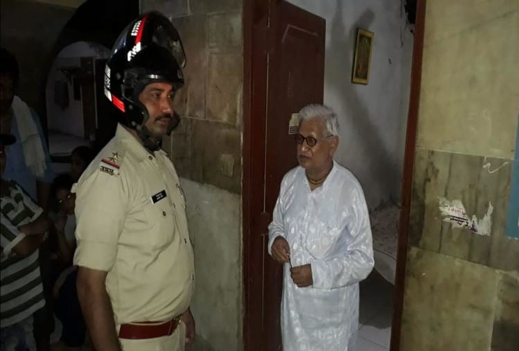 à¤§à¤°à¥à¤®à¤¶à¤¾à¤²à¤¾ à¤®à¥à¤ à¤¤à¤²à¤¾à¤¶à¥ à¤à¥ à¤¦à¥à¤°à¤¾à¤¨ à¤ªà¥à¤²à¤¿à¤¸