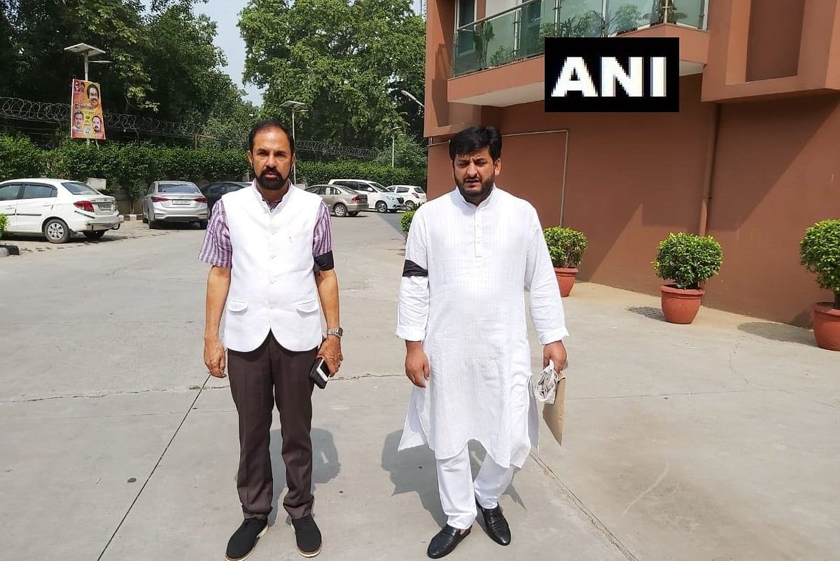 विरोध जताते हुए कश्मीर से राज्यसभा के दो सांसदों ने हाथ पर काली पट्टी बांधी हुई है