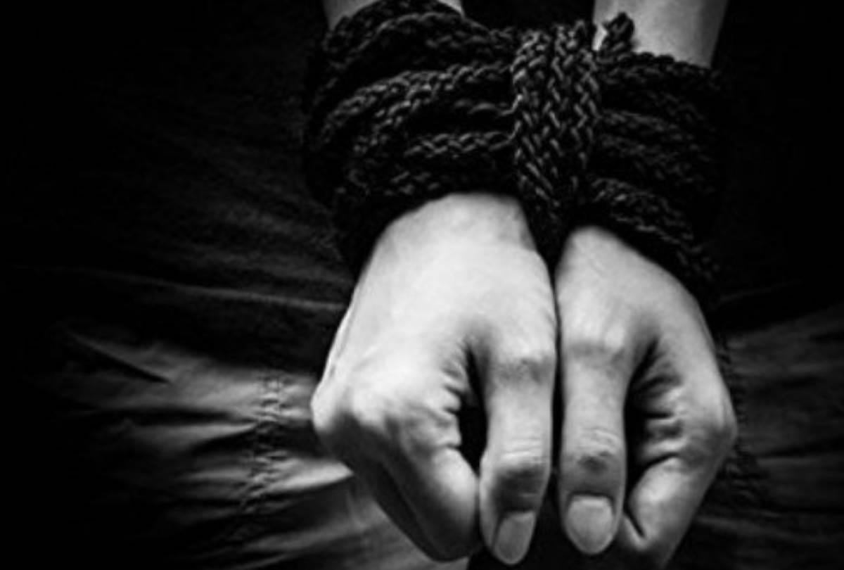 Kidnappers Tried To Kidnap A Man In Gonda - युवक को चलती कार में दिया नशीला इंजेक्शन व जबरन खिलाई दवा, मौका पाकर यूं हुआ आजाद - Amar Ujala Hindi News Live