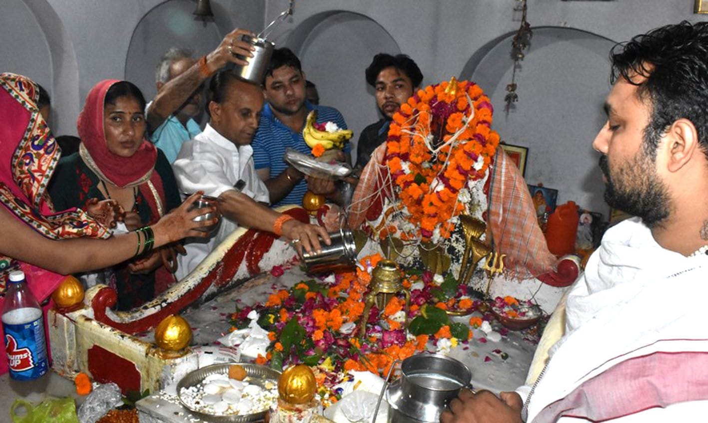 पांडेवाला स्थित बागों वाले देवता नाग मंदिर में दूध चढ़ाते भक्त । पांडेवाला स्थित बागों वाले देवता नाग मंदिर में दूध चढ़ाते भक्त ।