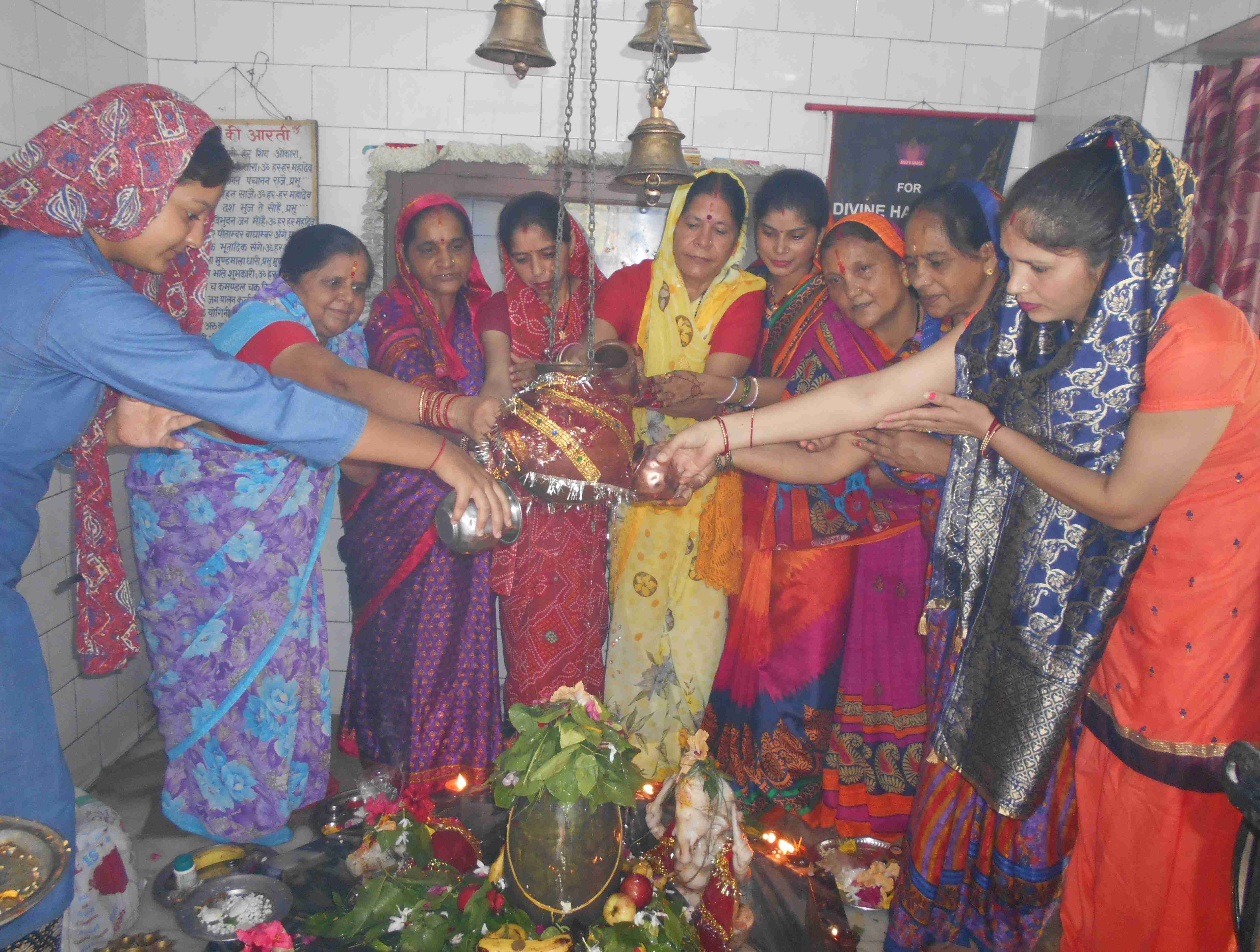 टनकपुर में सावन के सोमवार को ज्ञानखेड़ा के शिव मंदिर में पूजा करती महिलाएं। टनकपुर में सावन के सोमवार को ज्ञानखेड़ा के शिव मंदिर में पूजा करती महिलाएं।