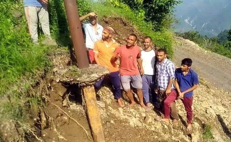 कोटी डिमऊ गांव में मिट्टी दरकने से क्षतिग्रस्त हालत में बिजली पोल। कोटी डिमऊ गांव में मिट्टी दरकने से क्षतिग्रस्त हालत में बिजली पोल।