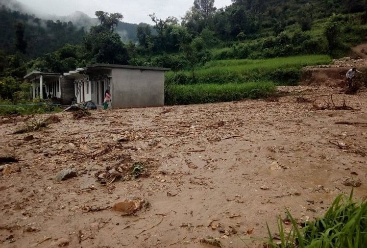 बादल फटने के बाद खेतों में पट गया मलबा