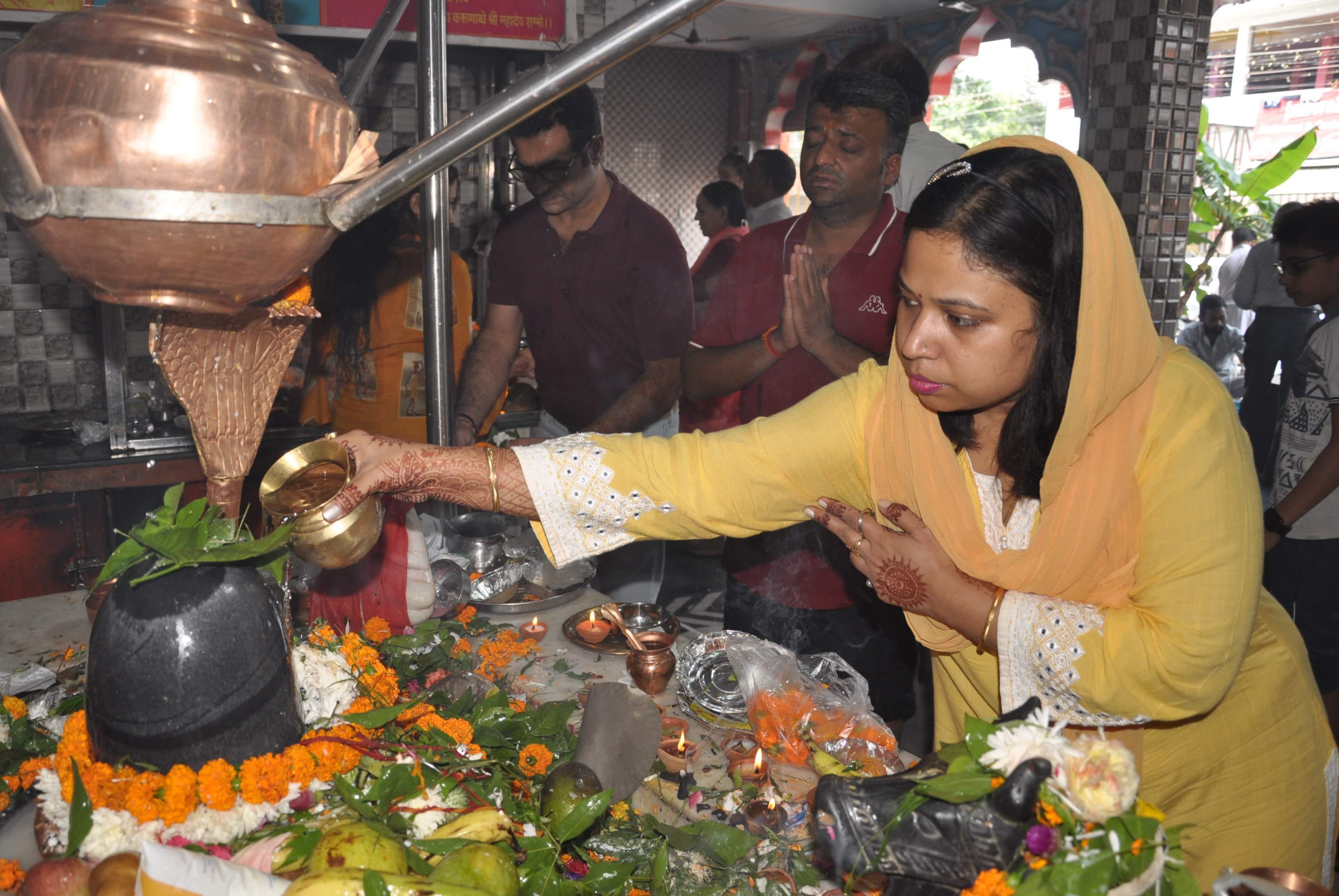 सावन पर्व के अवसर पर आराघर स्थित पंचायती मंदिर में जलाभिषेक करती महिला। सावन पर्व के अवसर पर आराघर स्थित पंचायती मंदिर में जलाभिषेक करती महिला।
