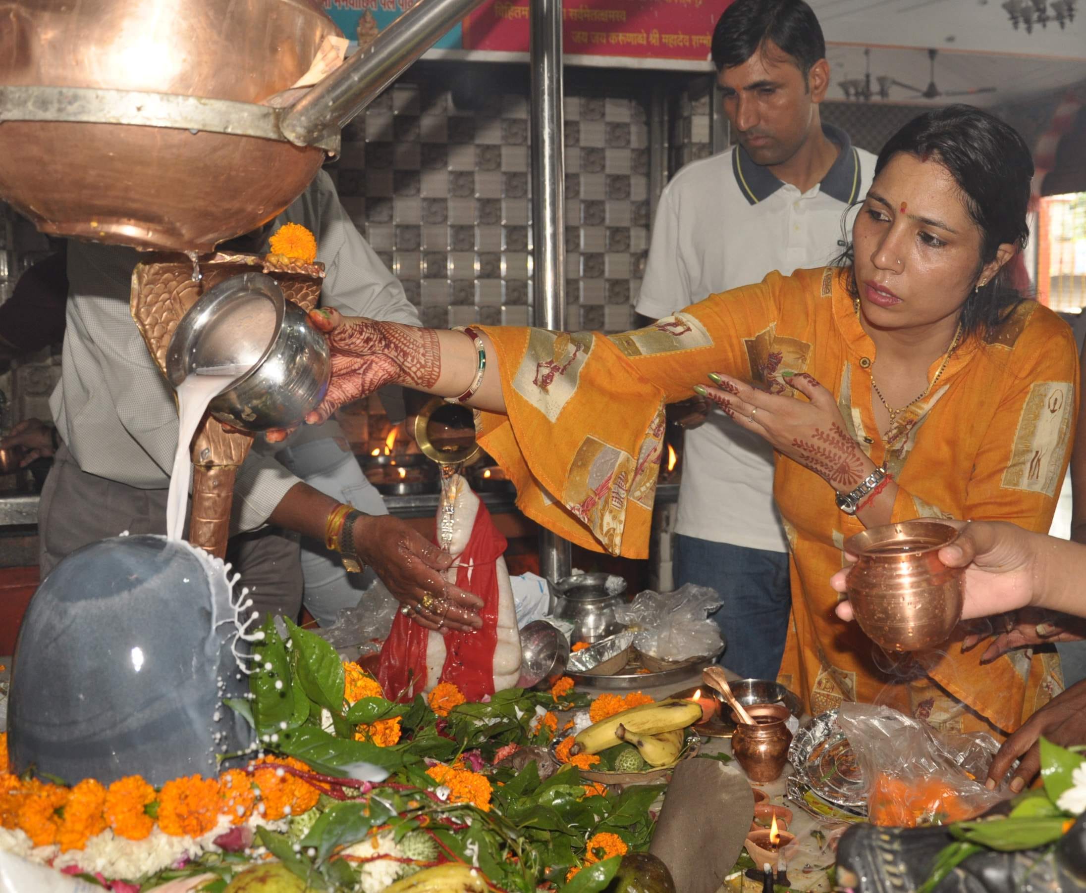 सावन पर्व के अवसर पर आराघर स्थित पंचायती मंदिर में जलाभिषेक करते श्रद्वालु। सावन पर्व के अवसर पर आराघर स्थित पंचायती मंदिर में जलाभिषेक करते श्रद्वालु।
