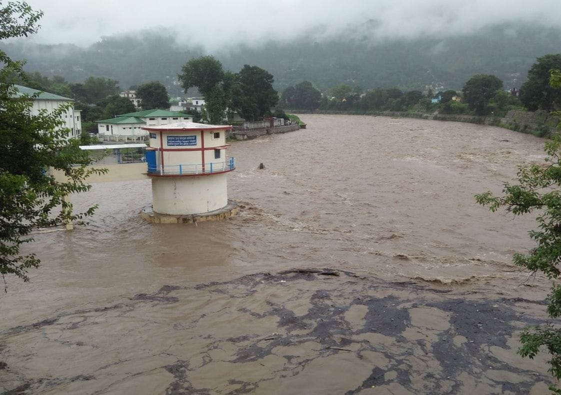 बारिश के बाद बागेश्वर में उफनाई सरयू नदी।
