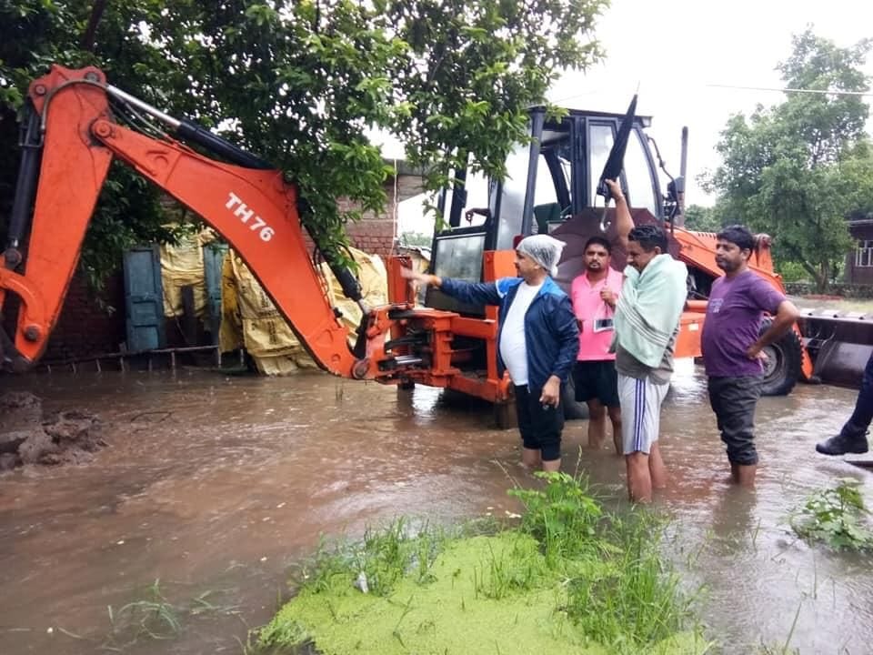 जेसीबी मशीन से खुदाई करा पानी निकासी का रास्ता बनवाते विधायक कैलाश गहतोड़ी। जेसीबी मशीन से खुदाई करा पानी निकासी का रास्ता बनवाते विधायक कैलाश गहतोड़ी।