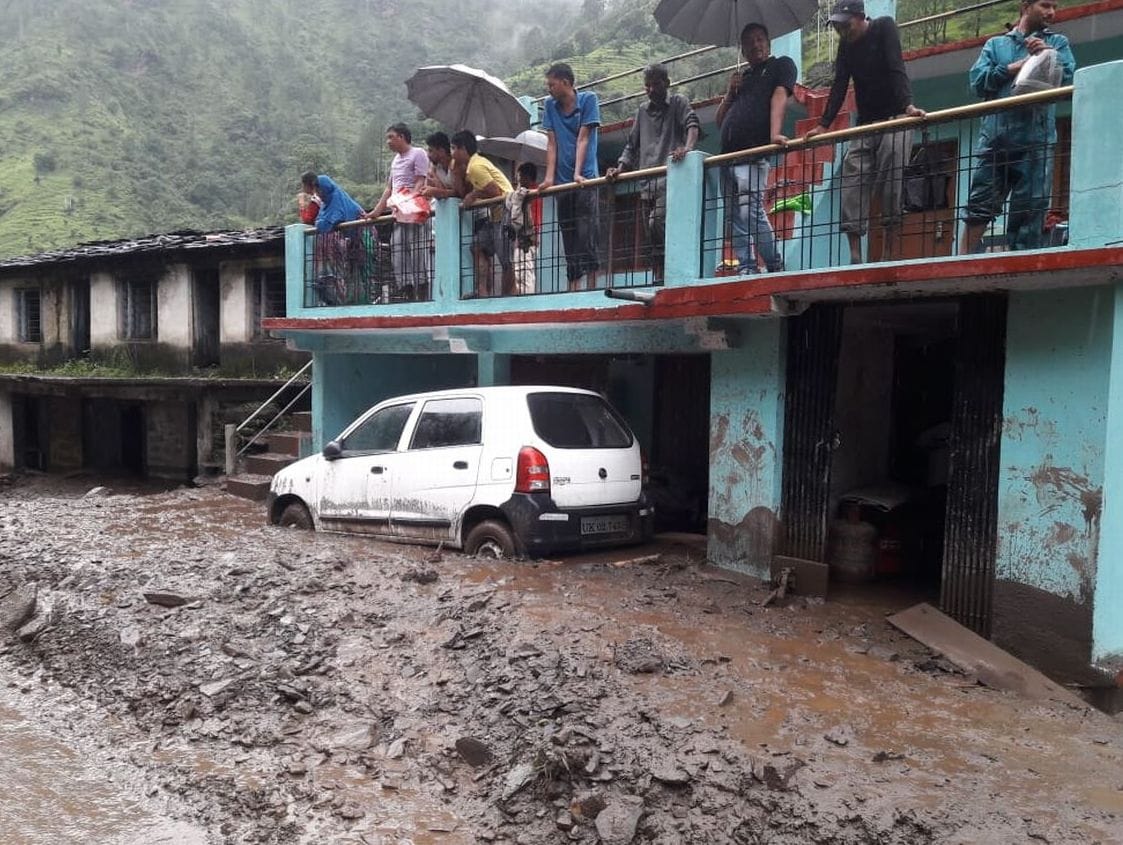 बागेश्वर के झटक्वाली में सड़क में मलबा आने से फंसी कार।