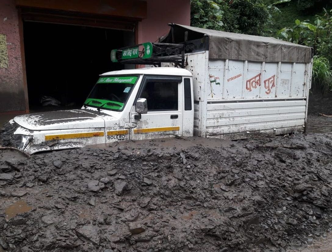 बागेश्वर के झटक्वाली में मलबे में फंसा वाहन।